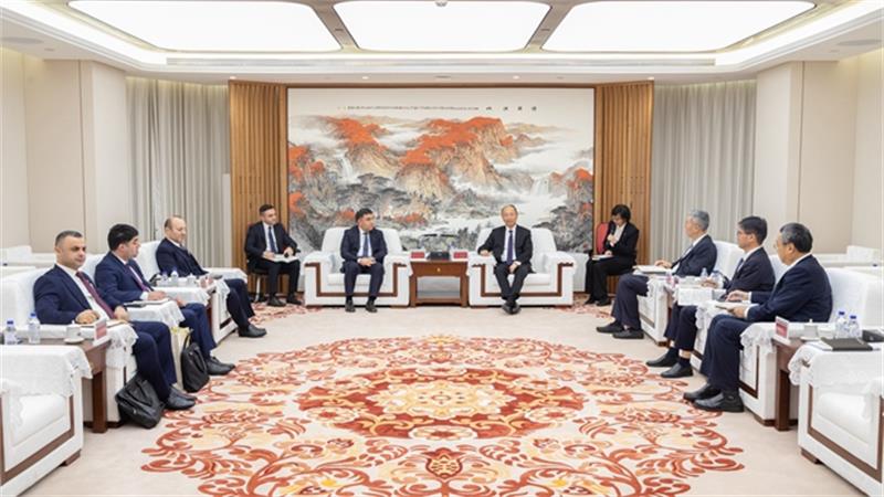 莫鼎革与阿塞拜疆驻华大使布尼亚德·胡塞诺夫举行会谈