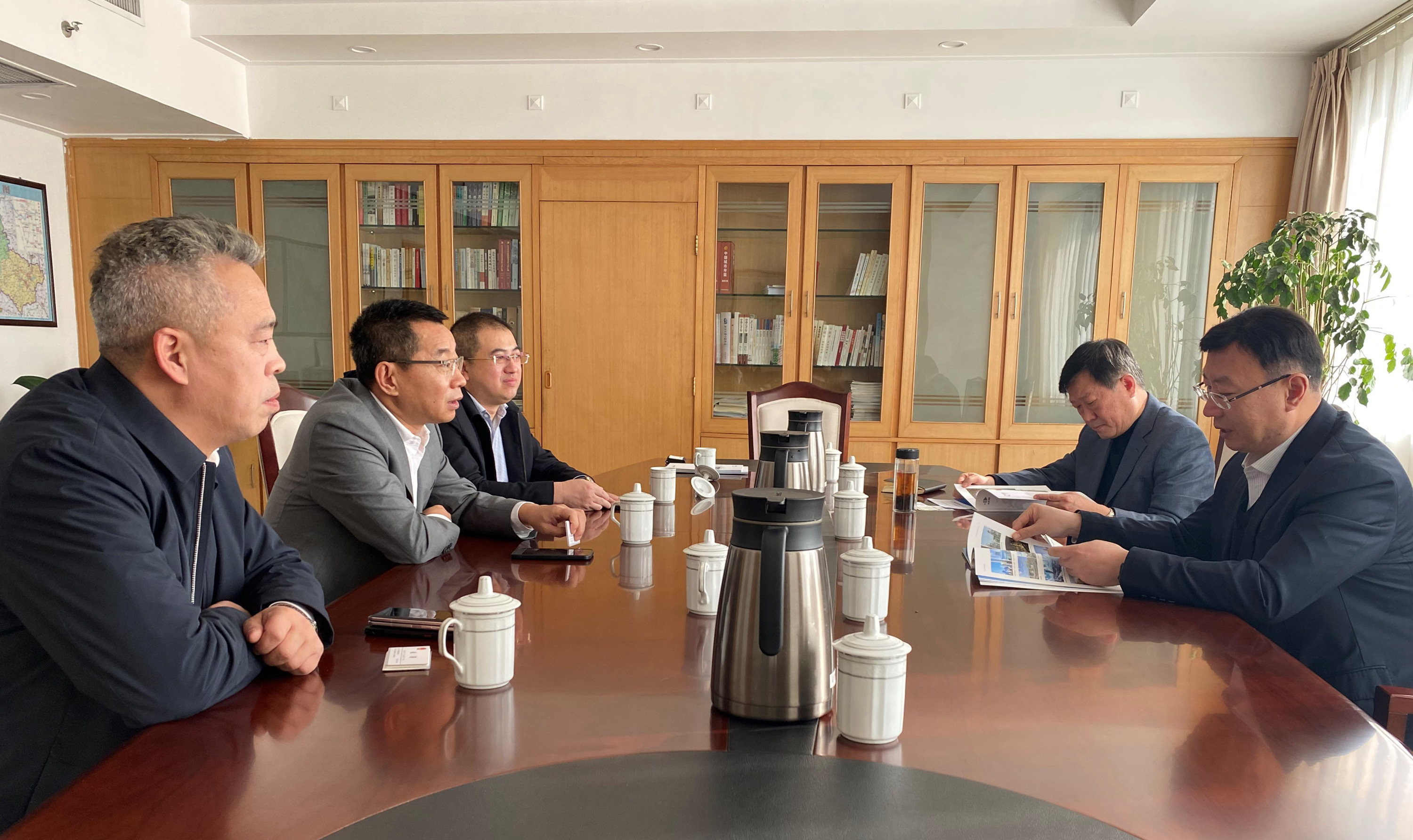 山东省泰安市委副书记、市长张涛会见卢召义总经理