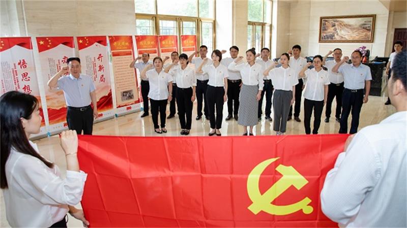 中国化学举行新党员代表入党宣誓活动