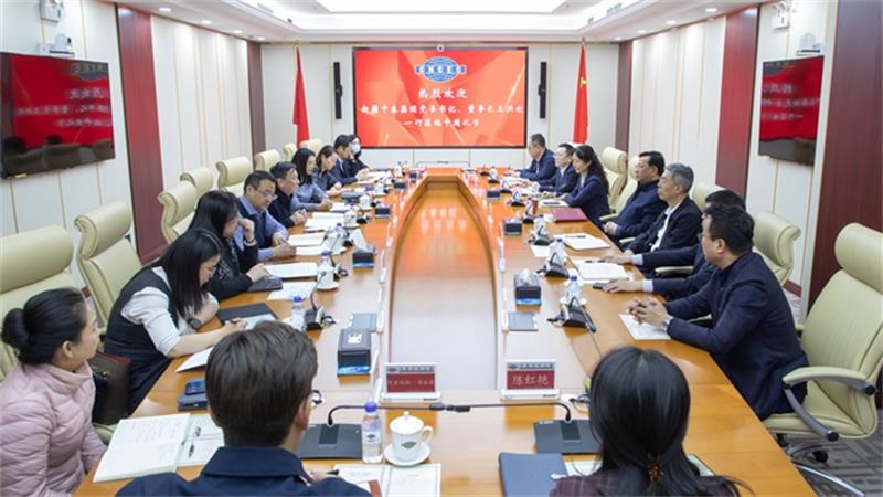 戴和根会见新疆中泰集团党委书记、董事长王洪欣
