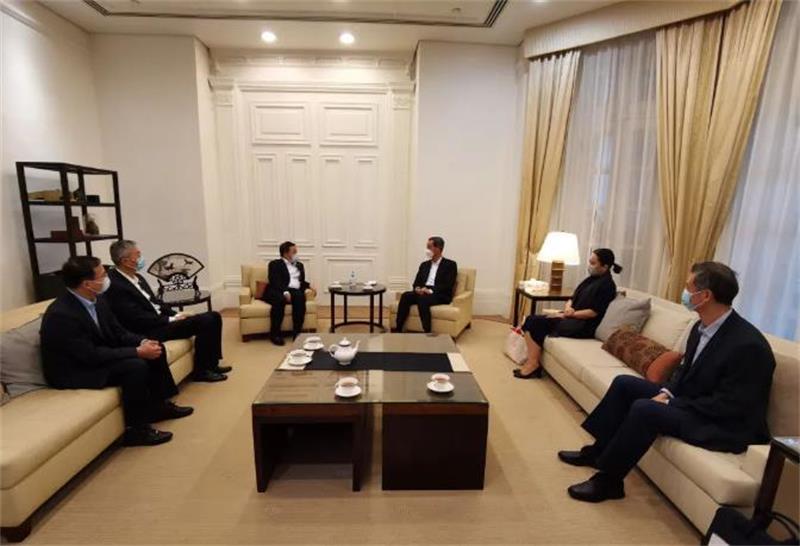 文岗与全国政协副主席梁振英举行会谈