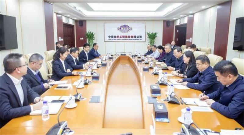 文岗会见新疆生产建设兵团党委常委、副司令员李永红