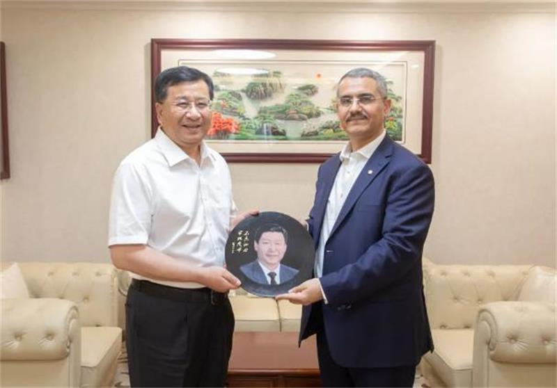 戴和根、文岗与阿尔及利亚商务团举行会谈