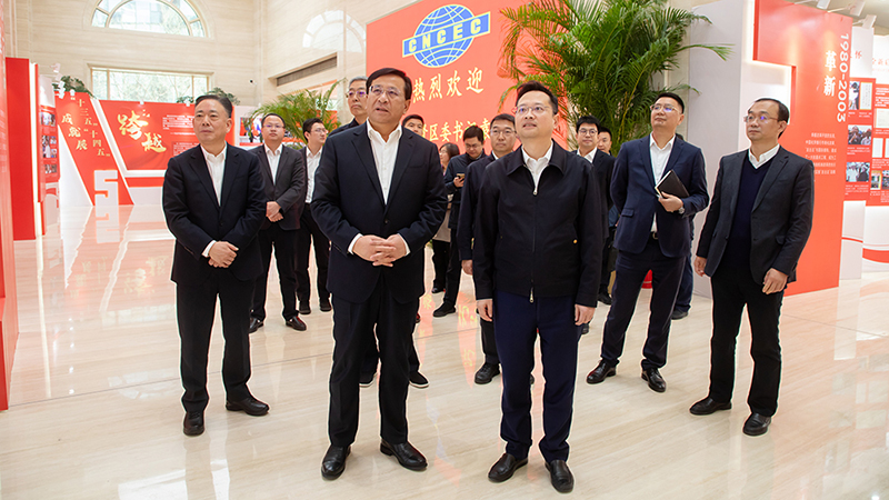 戴和根会见上海市奉贤区委书记袁泉