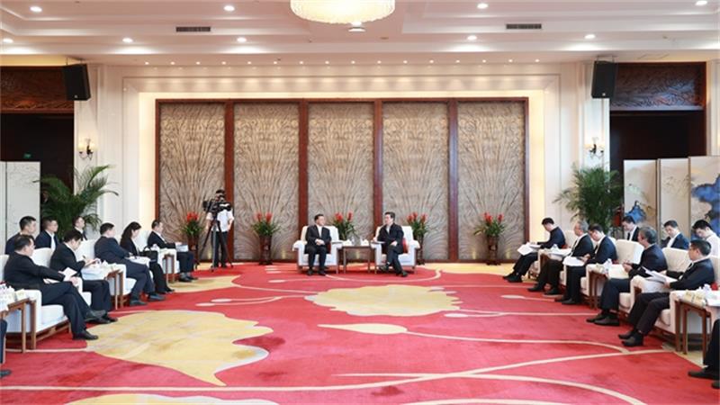 戴和根与深圳市委副书记、市长覃伟中举行会谈
