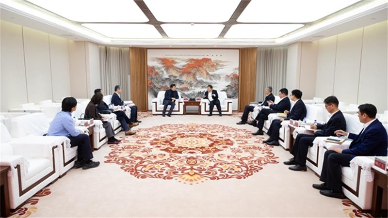 文岗会见中国贸促会副会长于健龙