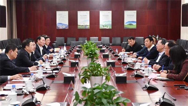 文岗与万华化学党委书记、董事长廖增太举行会谈