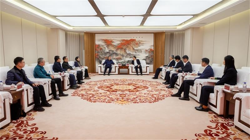 文岗与中国对外承包工程商会会长房秋晨举行会谈