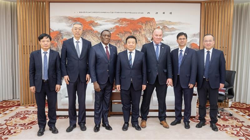 文岗与南非驻华大使谢胜文举行会谈