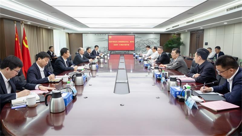 莫鼎革与中煤集团党委书记、董事长王树东举行会谈
