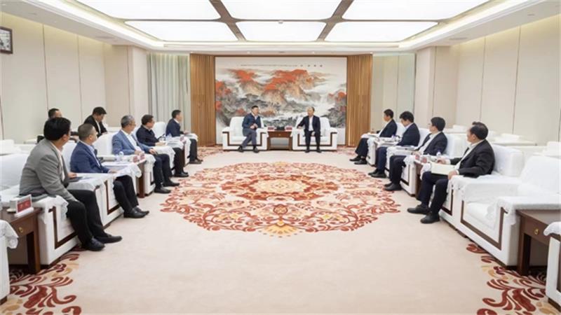 莫鼎革与上海金山区委副书记、区长李泽龙举行会谈