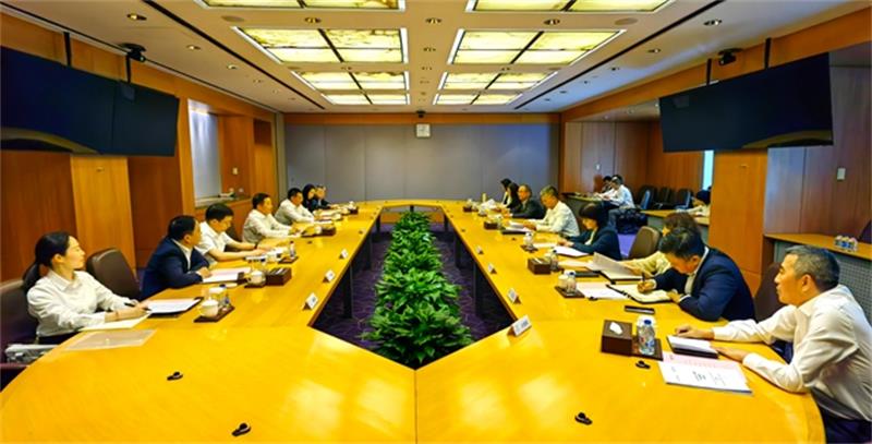文岗与中国银行党委委员、副行长张小东举行会谈