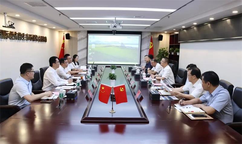 卢召义与湖北省黄石市委副书记、市长吴之凌举行会谈