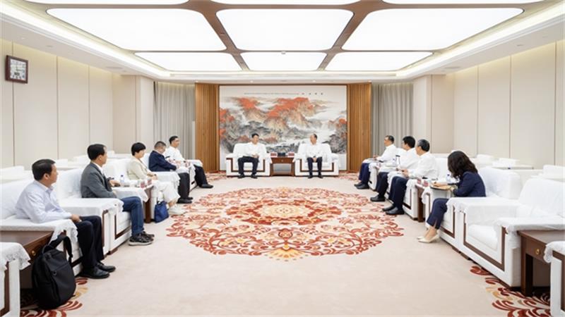 莫鼎革会见中国石化镇海炼化分公司代表、党委书记陈燕斌