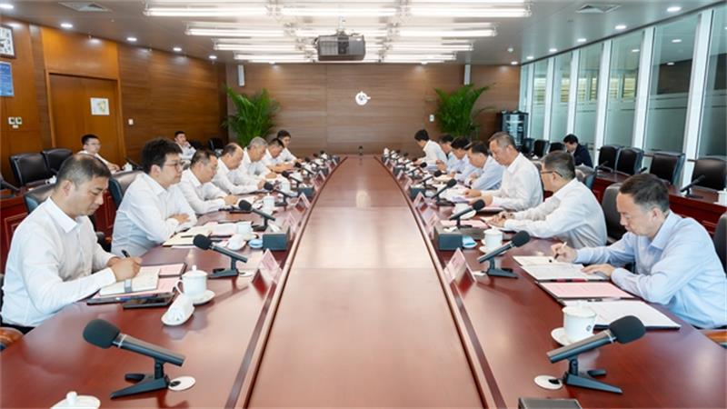 莫鼎革与中国海油党组书记、董事长汪东进举行会谈