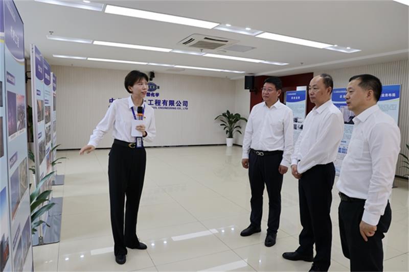 莫鼎革到土木公司、十四公司调研指导工作