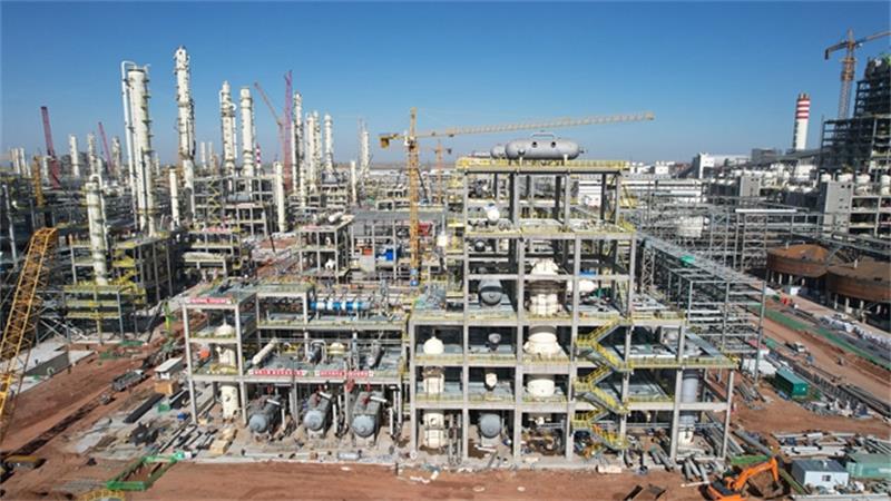 中国化学承建全球最大变换炉安装完成