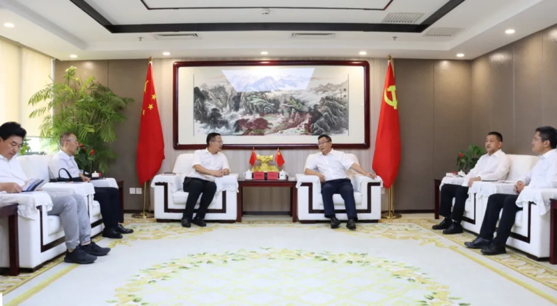 卢召义与咸阳市委副书记、市长冷劲松举行会谈
