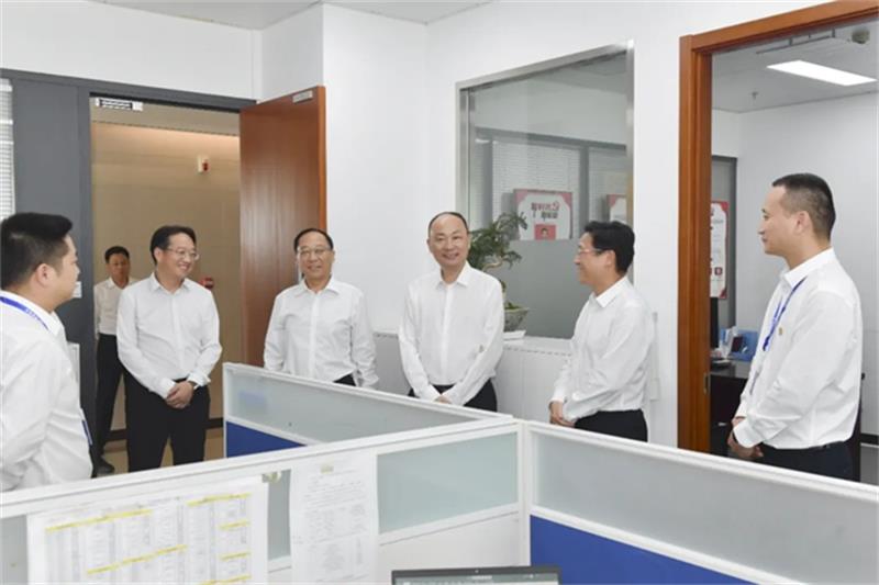 莫鼎革到六公司调研指导工作