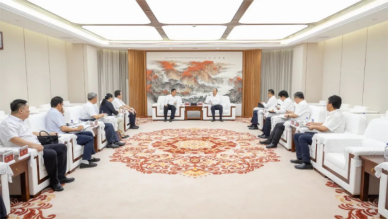 莫鼎革会见克拉玛依市委副书记、市长陈凯