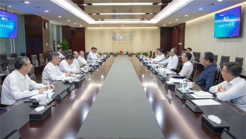 莫鼎革与中国中化党组书记、董事长李凡荣举行会谈