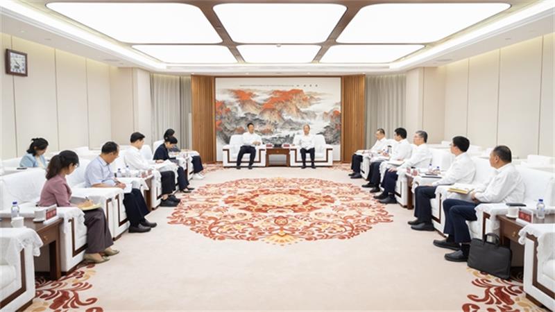 莫鼎革与湖南省委常委、岳阳市委书记谢卫江举行会谈