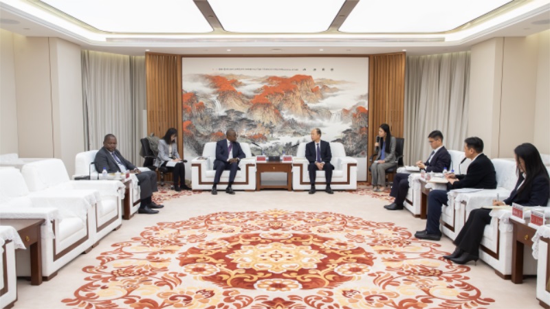 莫鼎革与安哥拉驻华大使内图举行会谈