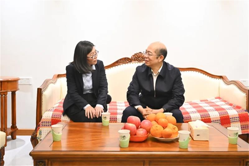 国务院国资委党委委员、副主任谭作钧看望慰问中国化学“时代楷模”邱军同志家属