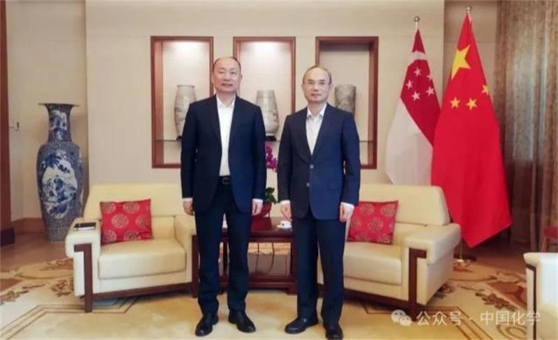 莫鼎革与中国驻新加坡大使曹忠明举行会谈并在新开展系列商务活动