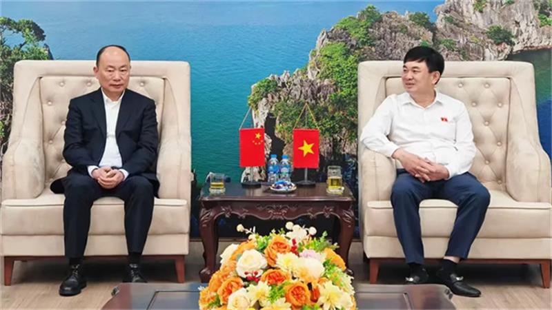 莫鼎革与中国驻越南大使何炜举行会谈并在越开展系列商务活动