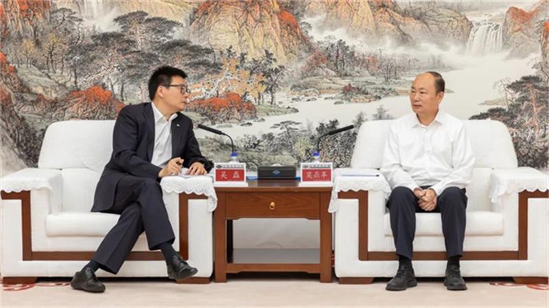 莫鼎革会见上海电气集团党委书记、董事长吴磊