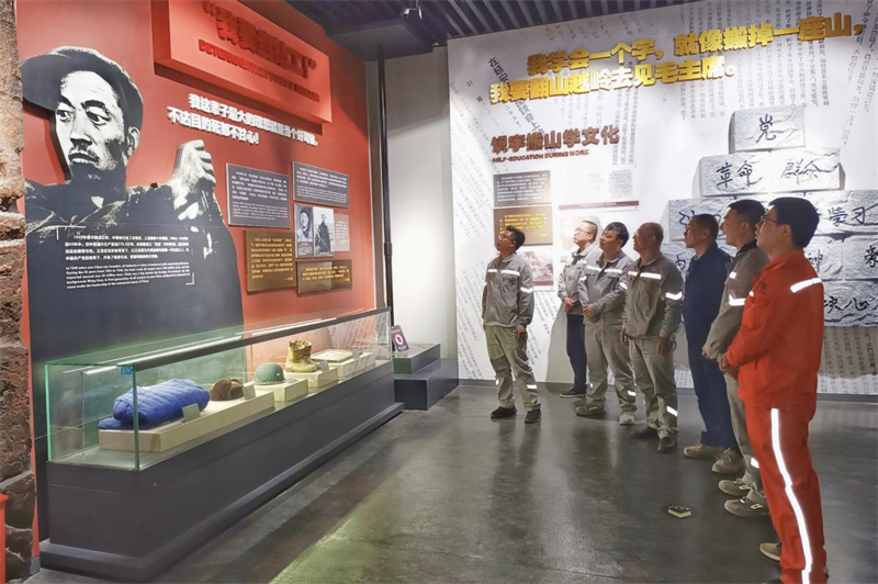 中国化学生态公司甘肃巨化项目部开展“踏寻铁人足迹·巨化党建联心”主题党日活动
