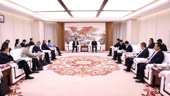 莫鼎革会见扬州市委书记王进健