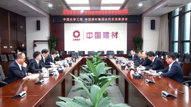 莫鼎革与中国建材集团党委书记、董事长周育先举行会谈