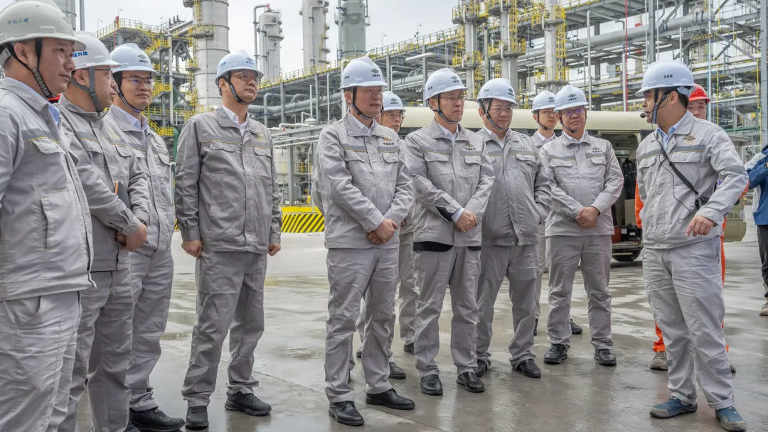 莫鼎革调研钦州重点项目 慰问一线员工